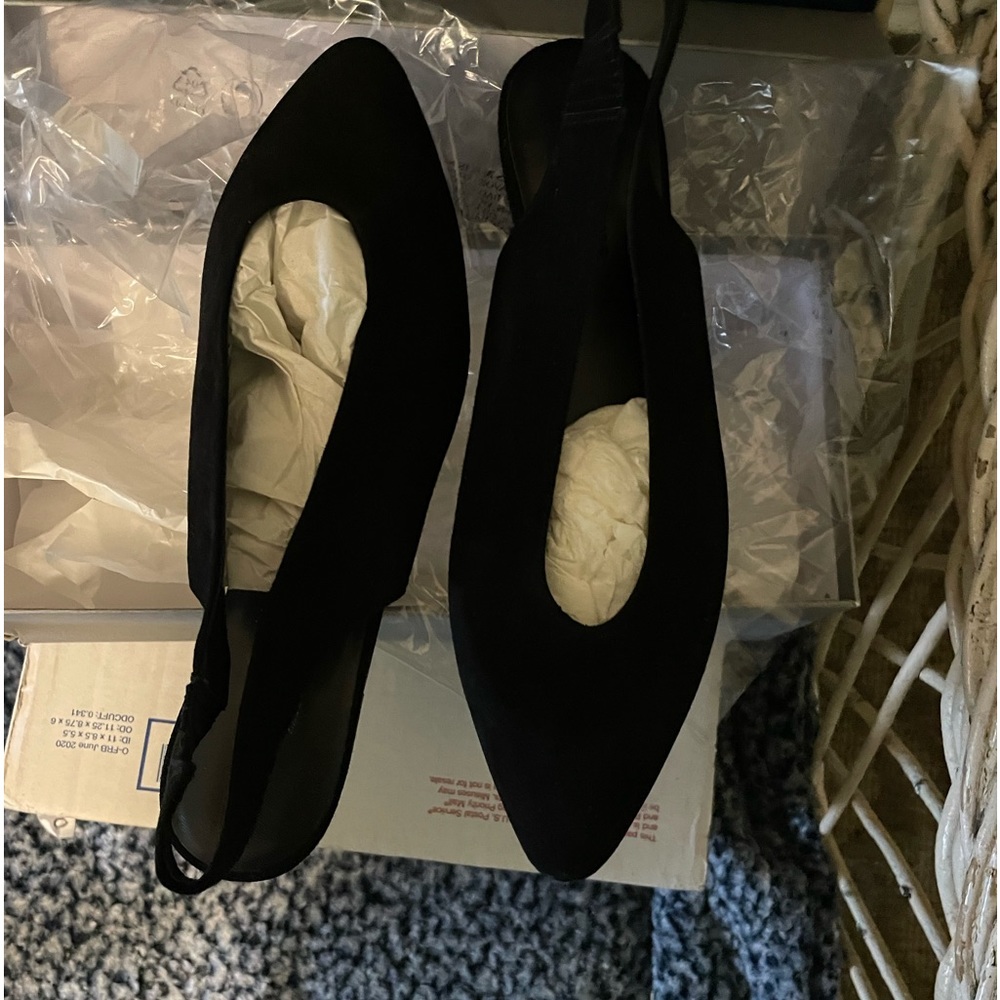 Everlane new in a box. Bought at Everlane. Suede black leather. Sling back